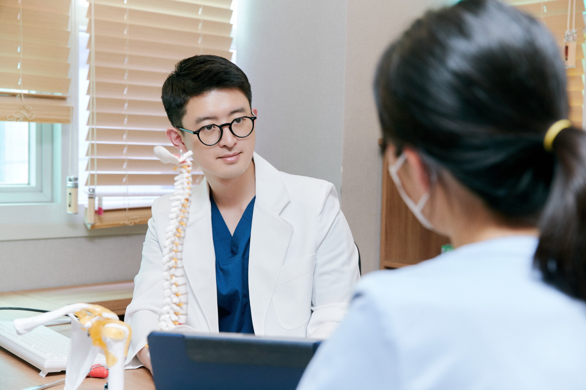 진료실에서 환자의 이야기를 듣는 김현동 대표원장